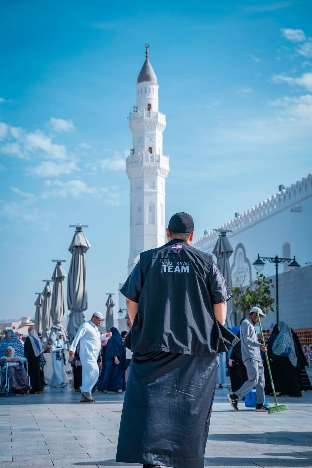 A traveller from the MIMM team looking up at Quba' Mosque